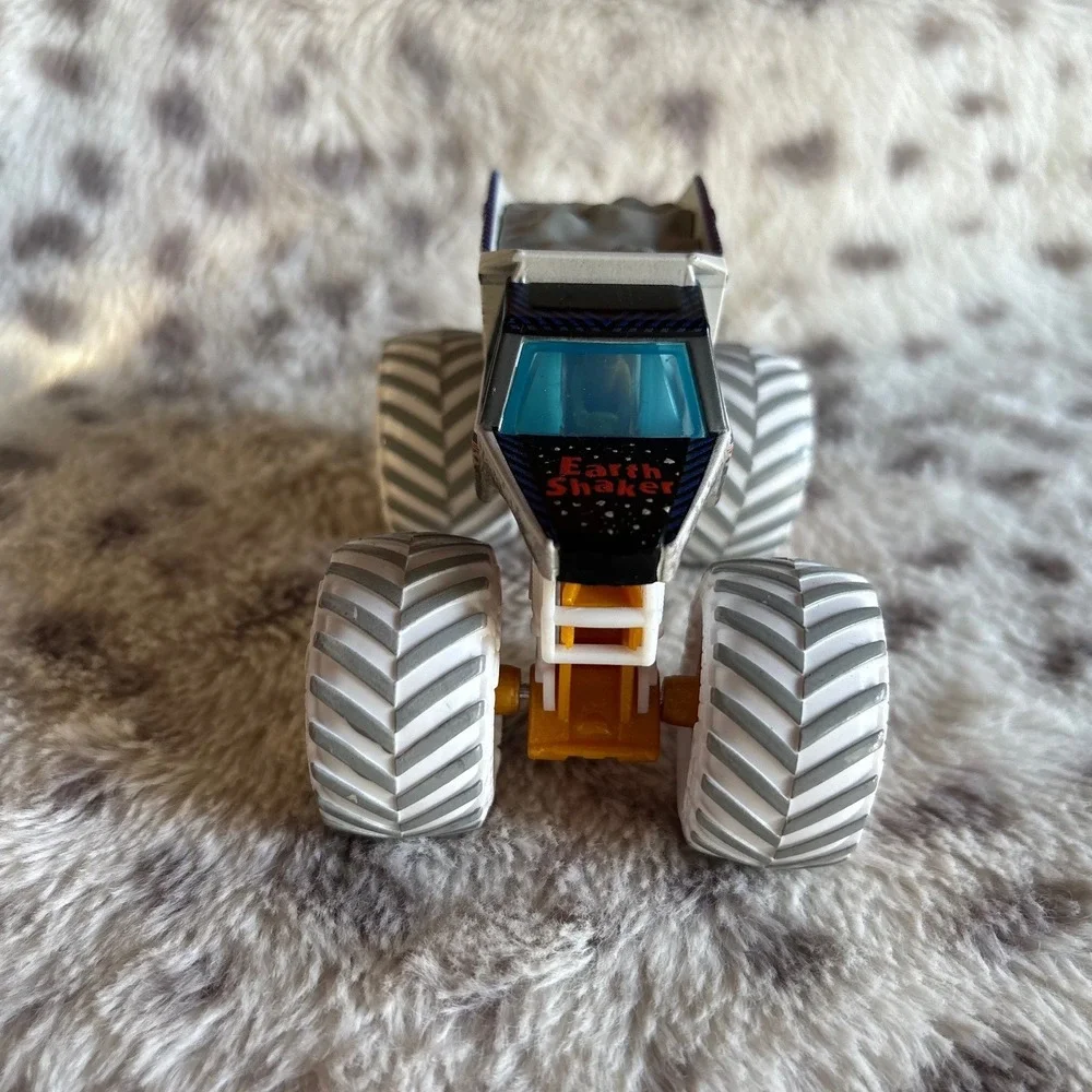 Monster Jam Earth Shaker Monster Truck 1:64 Scale White Gold 2021 FMS 10111DFT